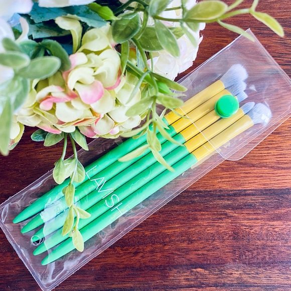 ๐2/$30 LAVISH Essential Eye Brush Set - Picture 2 of 3